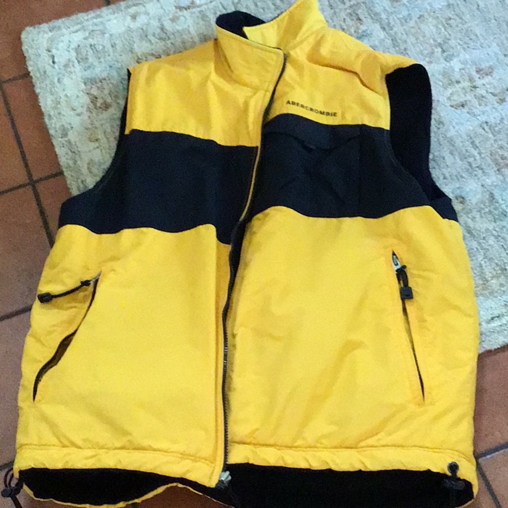 ❄️❄️Men’s yellow/navy Abercrombie vest❄️ - Picture 1 of 2